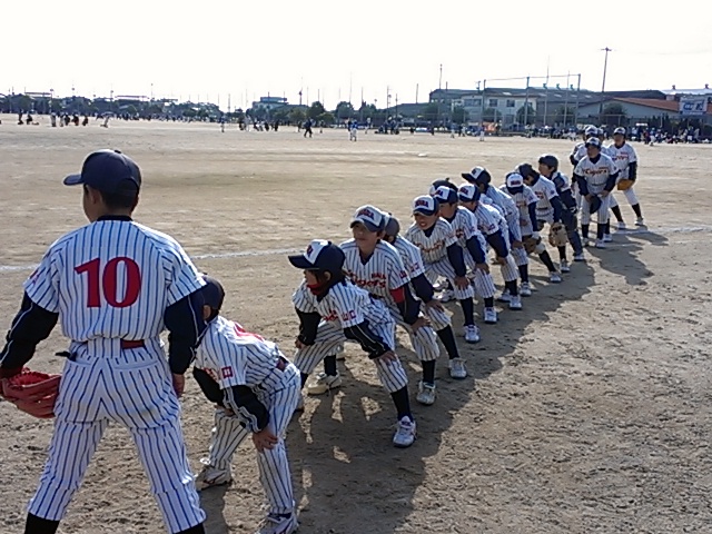 東岐波少年野球クラブ35周年大会｜整列の準備をする原タイガースの選手達